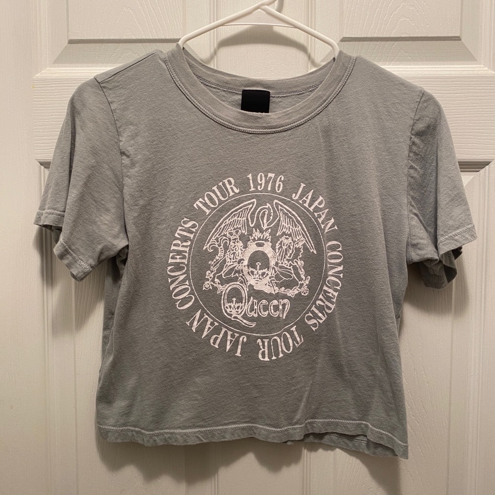 DAY | Queen Band Cropped Tee